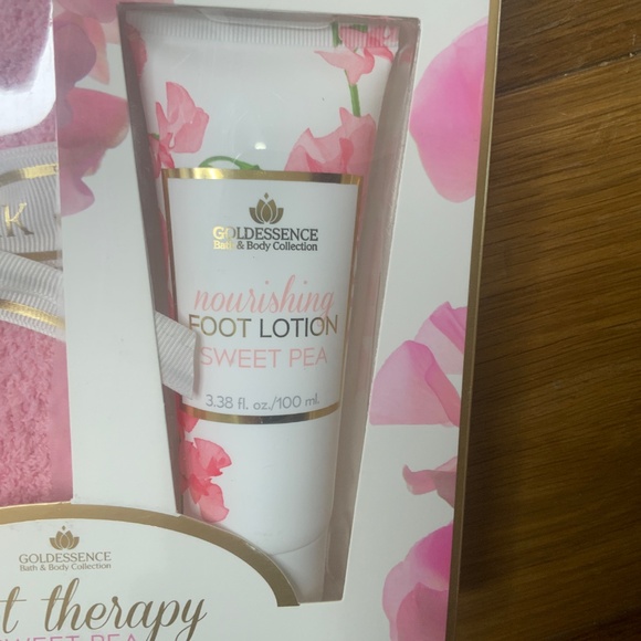 Goldessence Bath & Body Foot Therapy Set Sweet Pea (Socks, Scrub, Lotion & Brush - Picture 4 of 8